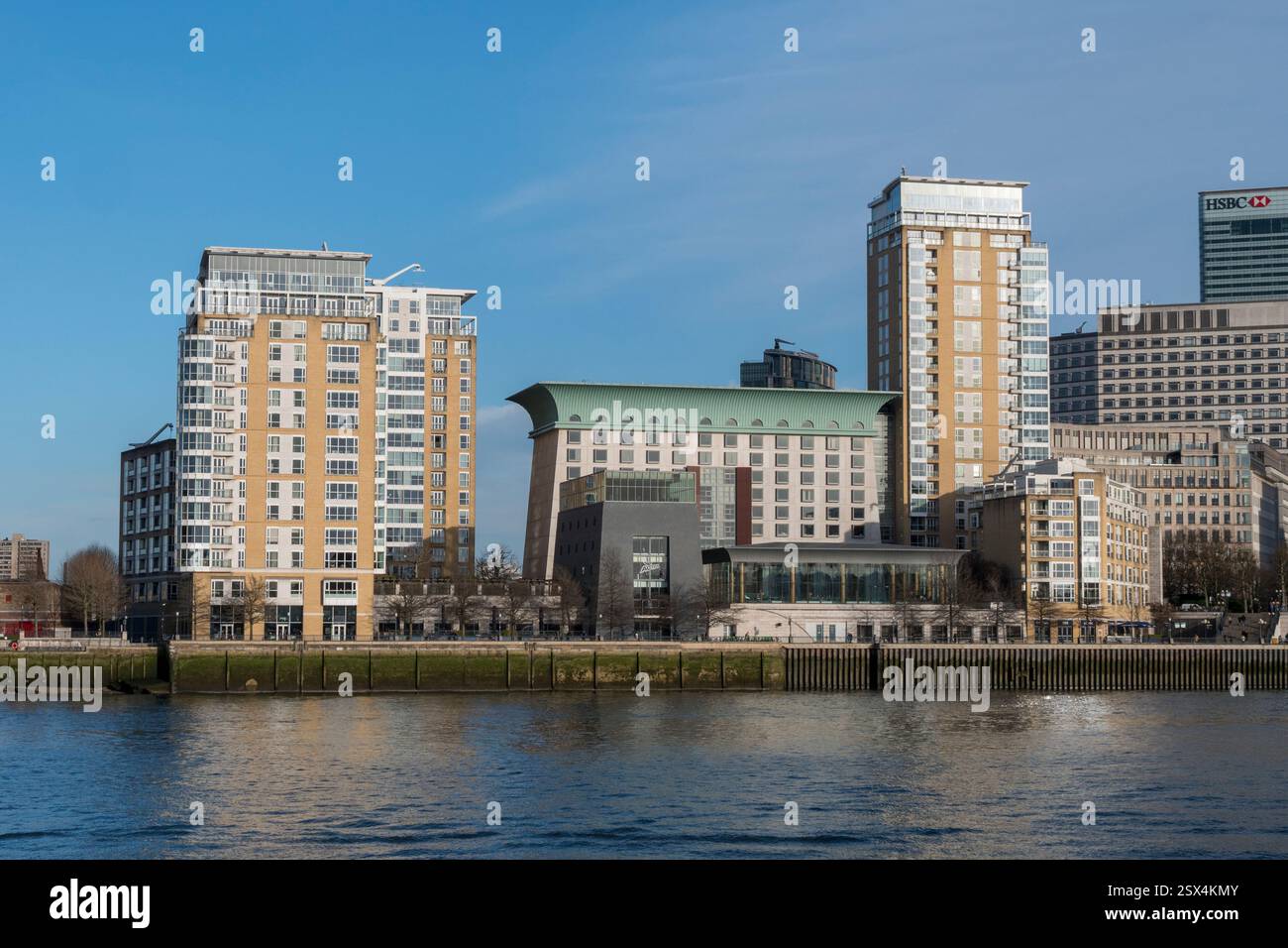 Vue depuis les rives sud de la Tamise (2025) vers une partie du domaine de Canary Wharf, (appelé Riverside North), Londres, Royaume-Uni. Banque D'Images