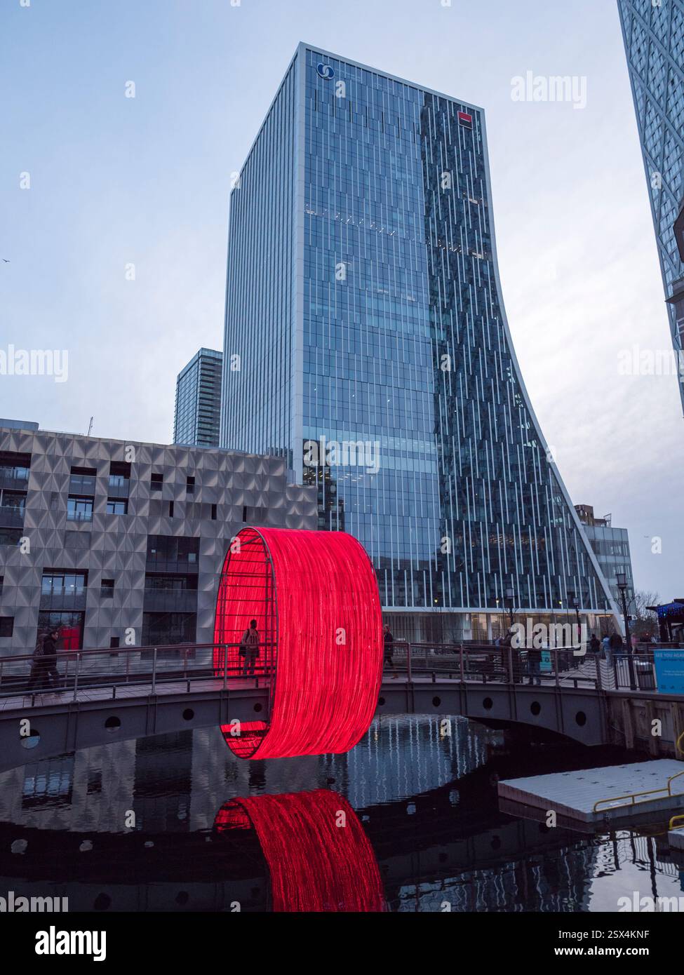 'The Clew' d'Ottotto, un cabinet d'architectes portugais, sur le pont Cubitt, dans le cadre du festival des lumières d'hiver de Canary Wharf (2025), Londres, Royaume-Uni. Banque D'Images
