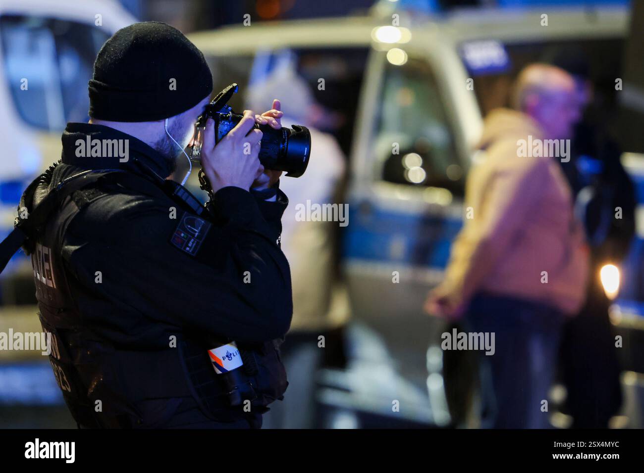 Wuppertal, Allemagne. 22 février 2025. Un policier prend une photo d'un suspect pendant le processus d'identification. Une dispute entre deux familles s'était déjà intensifiée, causant des blessures. La police est intervenue. Crédit : Christoph Reichwein/dpa/Alamy Live News Banque D'Images