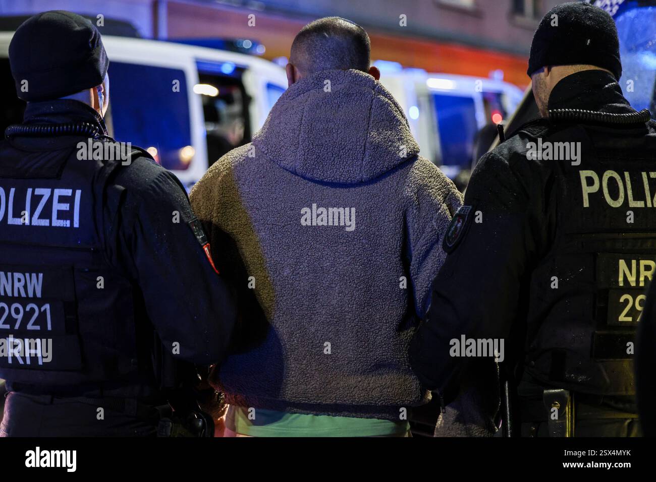 Wuppertal, Allemagne. 22 février 2025. au contrôle d'identité. Une dispute entre deux familles s'était déjà intensifiée, causant des blessures. La police est intervenue. Crédit : Christoph Reichwein/dpa/Alamy Live News Banque D'Images