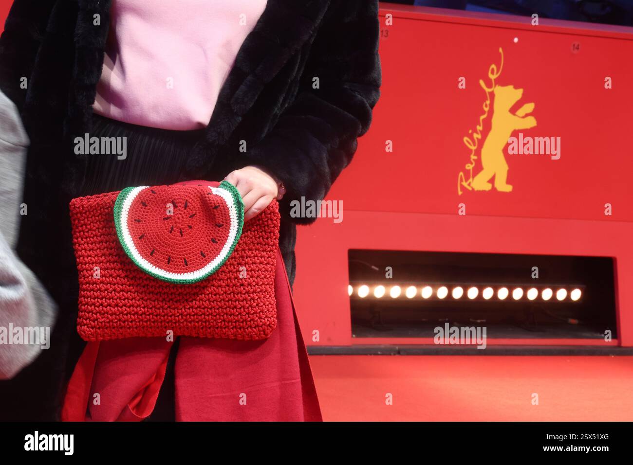 Berlin, Allemagne. 22 février 2025. Kesmat El Sayed, co-producteur du film Al mosta'mera, descend le tapis rouge portant un sac à main avec un symbole pro-palestinien pour la cérémonie de remise des prix du gala de clôture au Palast de la Berlinale. Le 75ème Festival International du film de Berlin aura lieu du 13 au 23 février 2025. Crédit : Christoph Soeder/dpa/Alamy Live News Banque D'Images