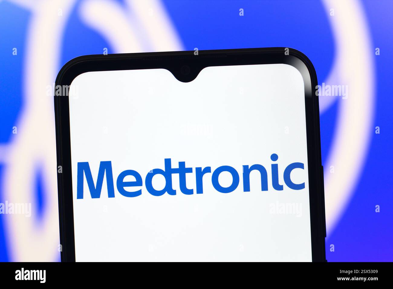 Dans cette illustration photo, le logo Medtronic est affiché sur l'écran d'un smartphone. Banque D'Images