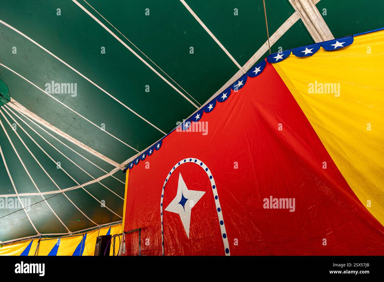 Images multicolores d'une tente de cirque dans la campagne du Brésil Banque D'Images