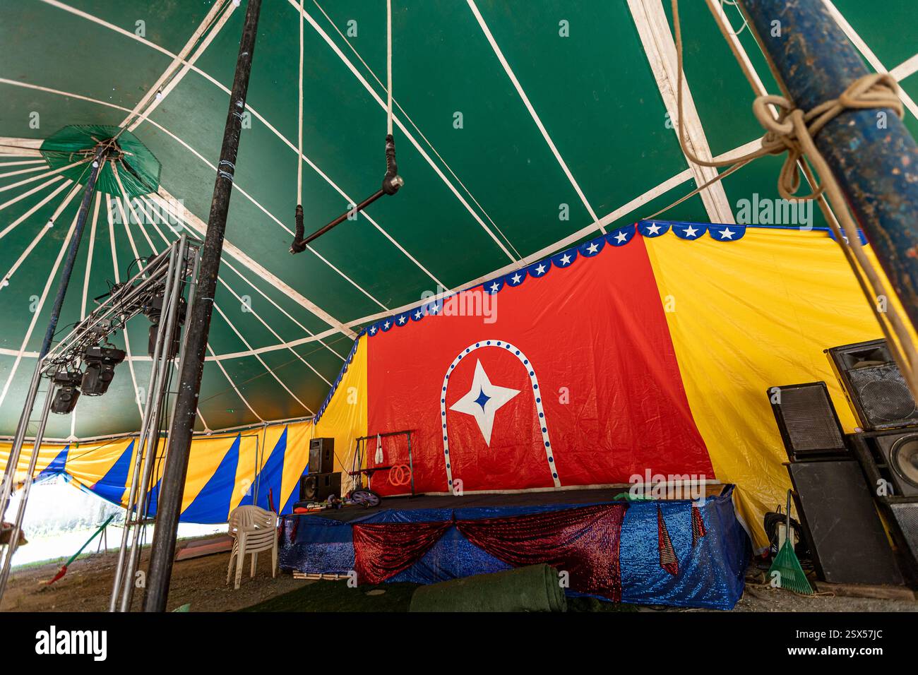 Images multicolores d'une scène sur une tente de cirque dans la campagne du Brésil Banque D'Images