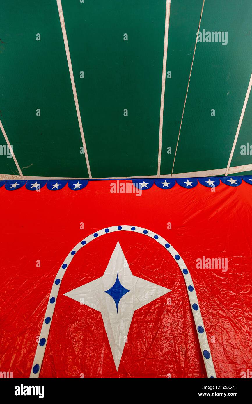 Images multicolores d'une tente de cirque dans la campagne du Brésil Banque D'Images