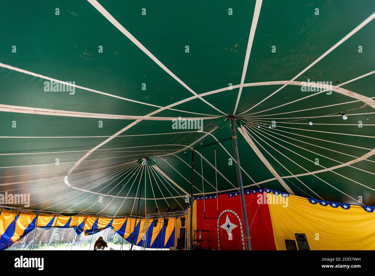 Images multicolores d'une tente de cirque dans la campagne du Brésil Banque D'Images