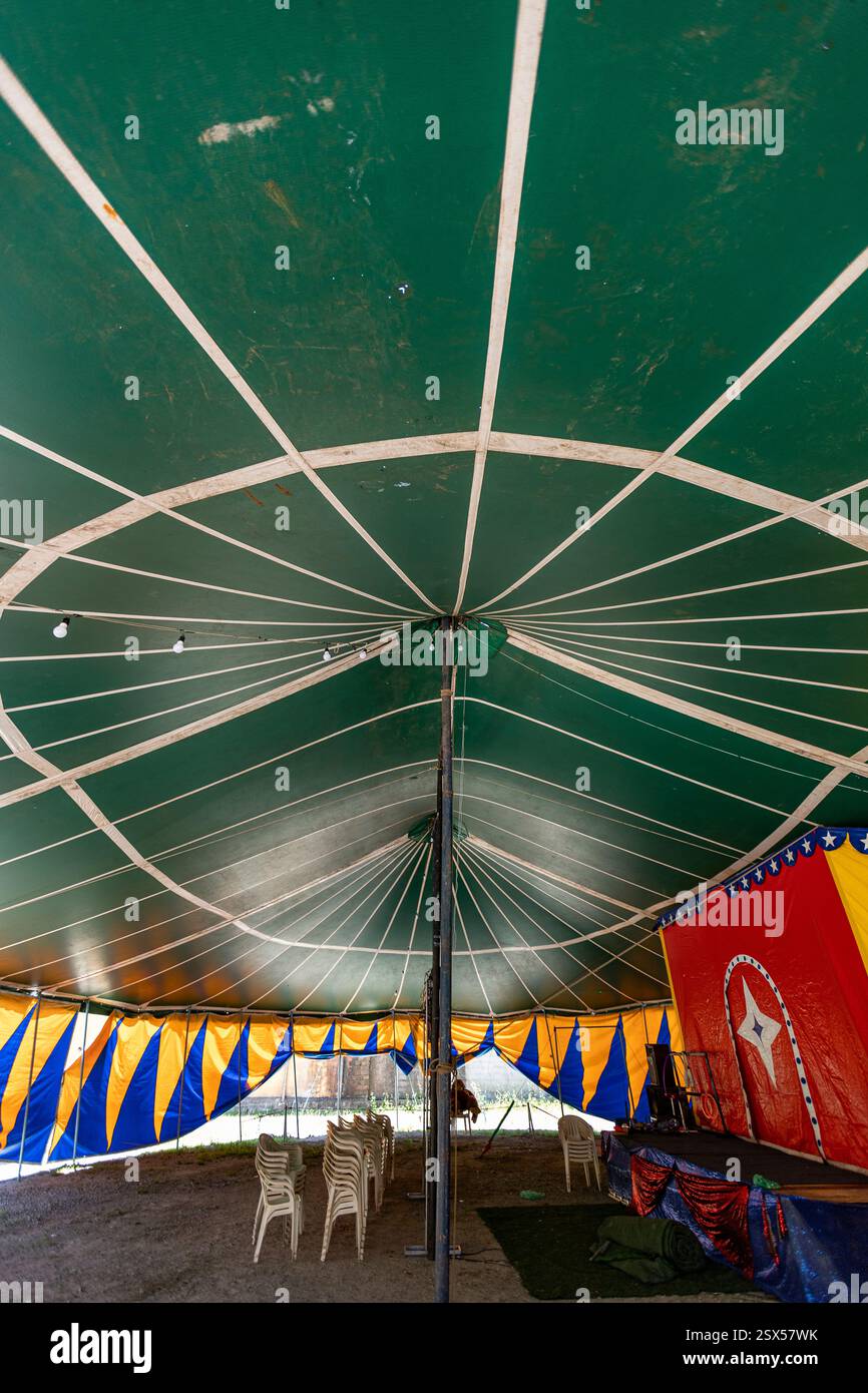 Images multicolores d'une tente de cirque dans la campagne du Brésil Banque D'Images