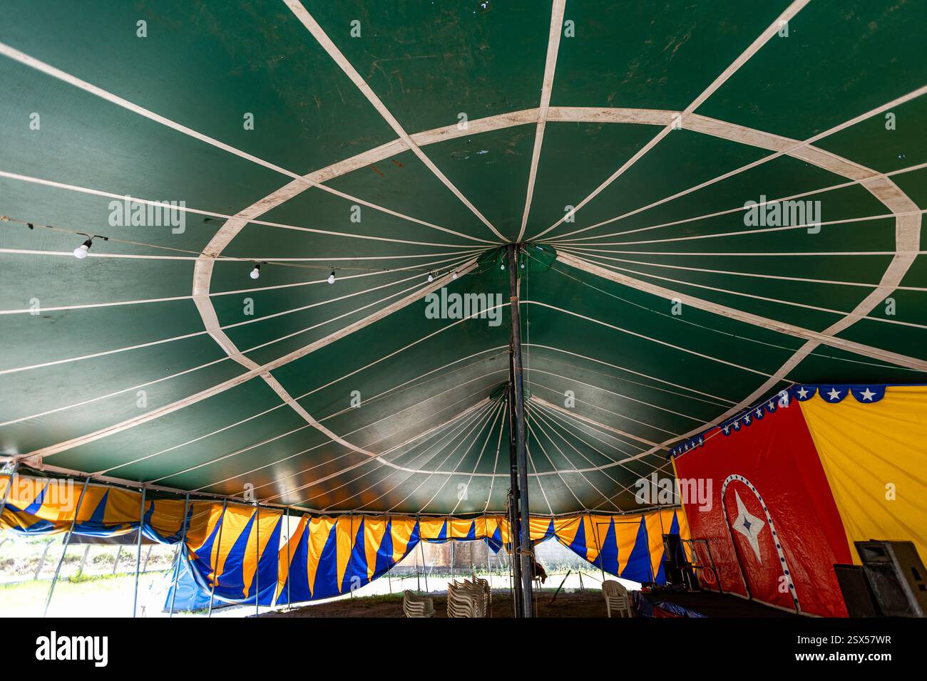 Images multicolores d'une tente de cirque dans la campagne du Brésil Banque D'Images