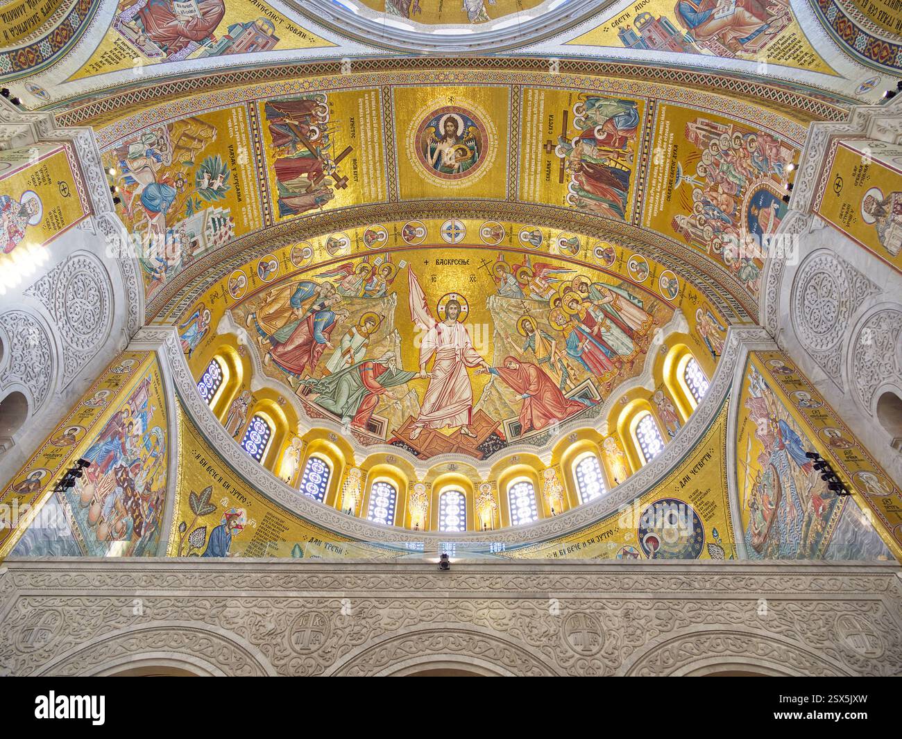Dôme doré élaboré avec iconographie chrétienne, fresques et mosaïques dans un style architectural byzantin. Église Saint Sava, Belgrade Banque D'Images