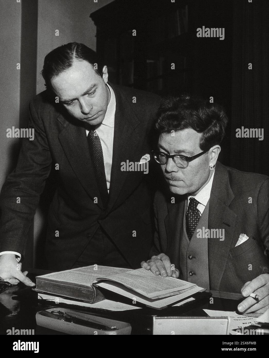 Edwin Clarke et Noel Poynter. Photographie de BIPS. Frederick Noël Lawrence Poynter FLA (1908-1979) et Edwin Sisterton Clarke FRCP (1919-1996) sont des figures clés de l'histoire médicale et de la bibliothéconomie. Poynter, directeur du Wellcome Institute (1964-1973), élargit ses recherches et ses archives. Clarke, son successeur, a supervisé le transfert du Wellcome Museum au Science Museum, a aidé à établir un baccalauréat en histoire de la médecine et a édité Medical History. Les deux ont joué un rôle central dans l'avancement de l'étude et de la préservation de l'histoire médicale. Banque D'Images