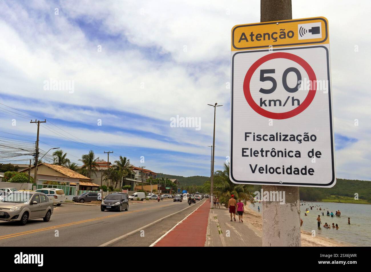 IGUABA GRANDE, RIO DE JANEIRO, BRÉSIL – panneau de signalisation – panneau de limitation de vitesse dans la lagune d'Araruama. Banque D'Images