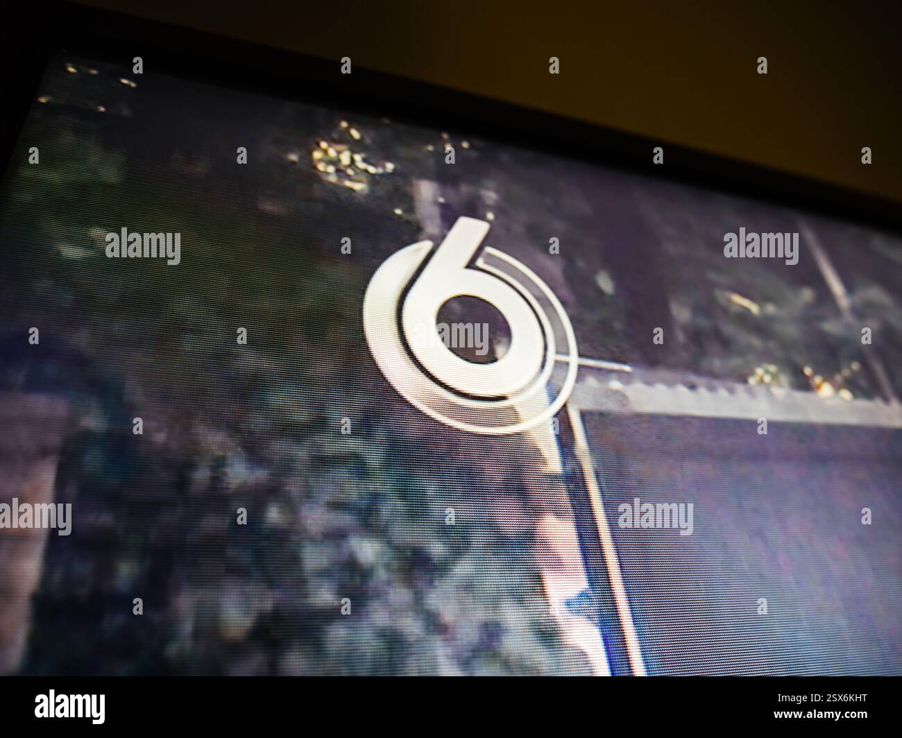 Haarlem, pays-Bas - 28 août 2019 : gros plan d'un écran de télévision affichant le logo d'une chaîne de télévision néerlandaise 6, avec un arrière-plan flou d'Outdo Banque D'Images