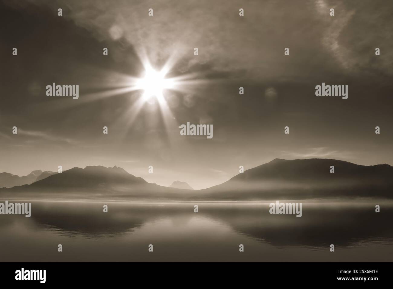 Photographie de paysage du lac Léman par une journée ensoleillée, lumière parasite, les montagnes qui se reflètent en elle dans le lac, teinte sépia, monochrome Banque D'Images