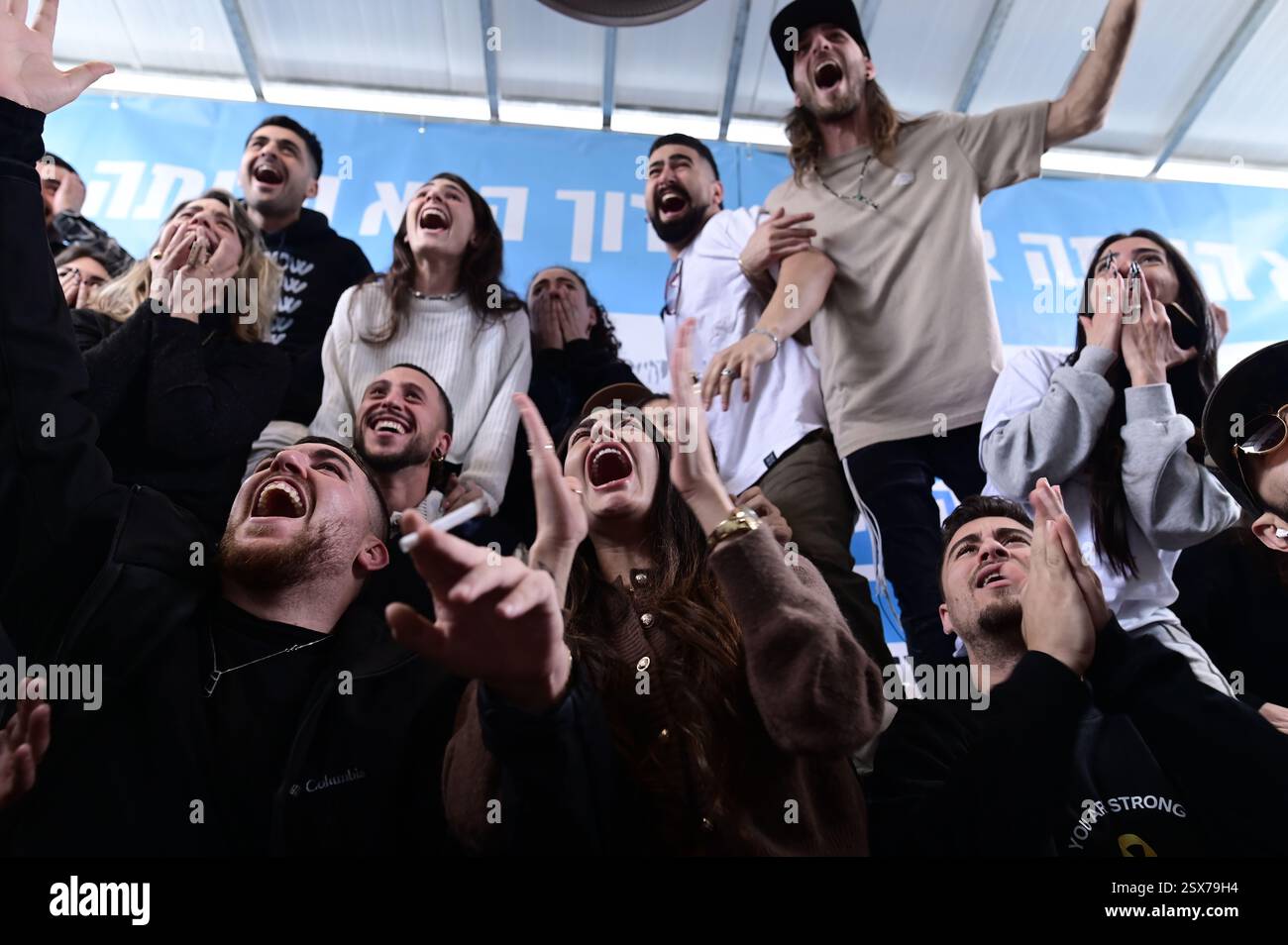 (250223) -- BEIJING, 23 février 2025 (Xinhua) -- des parents et des amis d'un otage regardent la retransmission télévisée de la libération d'otages dans un appartement de tel Aviv, Israël, le 22 février 2025. Six otages israéliens précédemment détenus par le Hamas ont été libérés samedi dans le cadre d’un échange de cessez-le-feu en cours, ont confirmé les Forces de défense israéliennes (FDI) dans un communiqué. (Tomer Neuberg/JINI via Xinhua) Banque D'Images (250223) -- BEIJING, 23 février 2025 (Xinhua) -- des parents et des amis d'un otage regardent la retransmission télévisée de la libération d'otages dans un appartement de tel Aviv, Israël, le 22 février 2025. Six otages israéliens précédemment détenus par le Hamas ont été libérés samedi dans le cadre d’un échange de cessez-le-feu en cours, ont confirmé les Forces de défense israéliennes (FDI) dans un communiqué. (Tomer Neuberg/JINI via Xinhua) Banque D'Images
