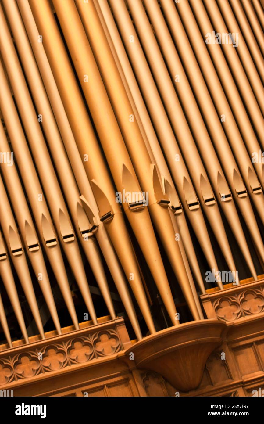 Grand orgue avec de nombreux tuyaux, dont certains manquent. Les tuyaux sont disposés de manière à créer un sentiment de profondeur et de complexité. La scène est l'une des Banque D'Images