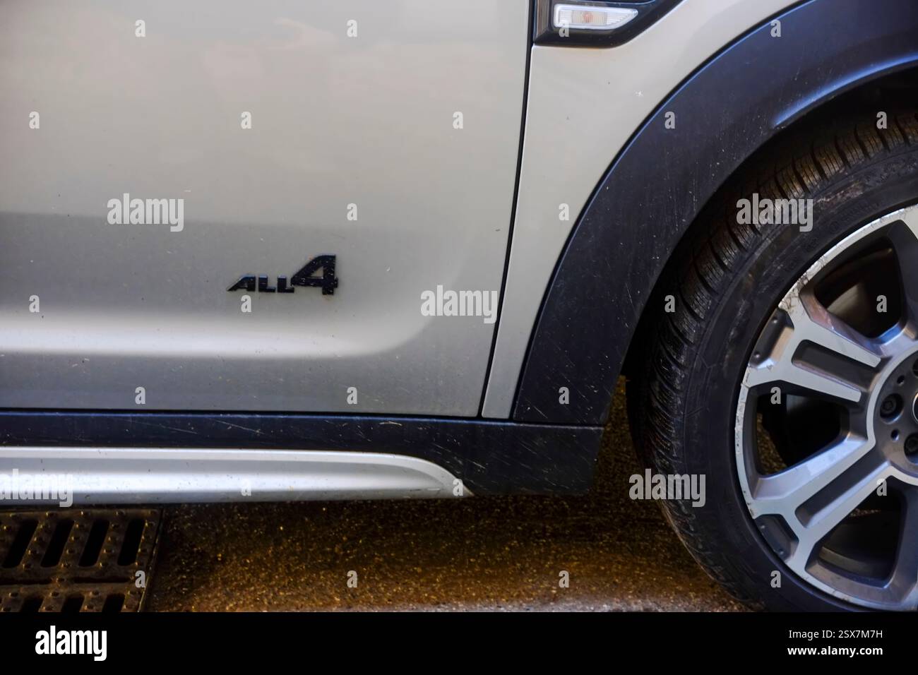 Cremona, Italie 9 février 2025 gros plan du logo all4 sur une Mini Countryman argentée, mettant en évidence son système à quatre roues motrices conçu pour le tout-terrain Banque D'Images