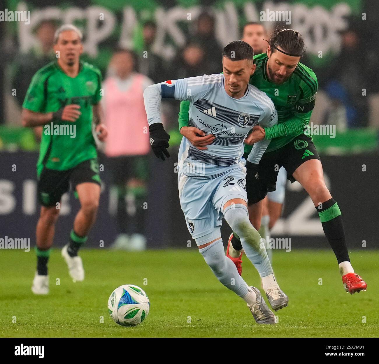 Austin, Texas, États-Unis. 22 février 2025. ERIK THOMMY (26 ans), milieu de terrain du Sporting Kansas City, affronte ILIE SANCHEZ (6 ans), milieu de terrain de l'Austin FC, lors de la seconde moitié d'un match de football de Ligue majeure entre l'Austin FC et le Sporting Kansas City, le 22 février 2025 à Austin, Texas. Austin FC a gagné, 1-0. (Crédit image : © Scott Coleman/ZUMA Press Wire) USAGE ÉDITORIAL SEULEMENT! Non destiné à UN USAGE commercial ! Banque D'Images
