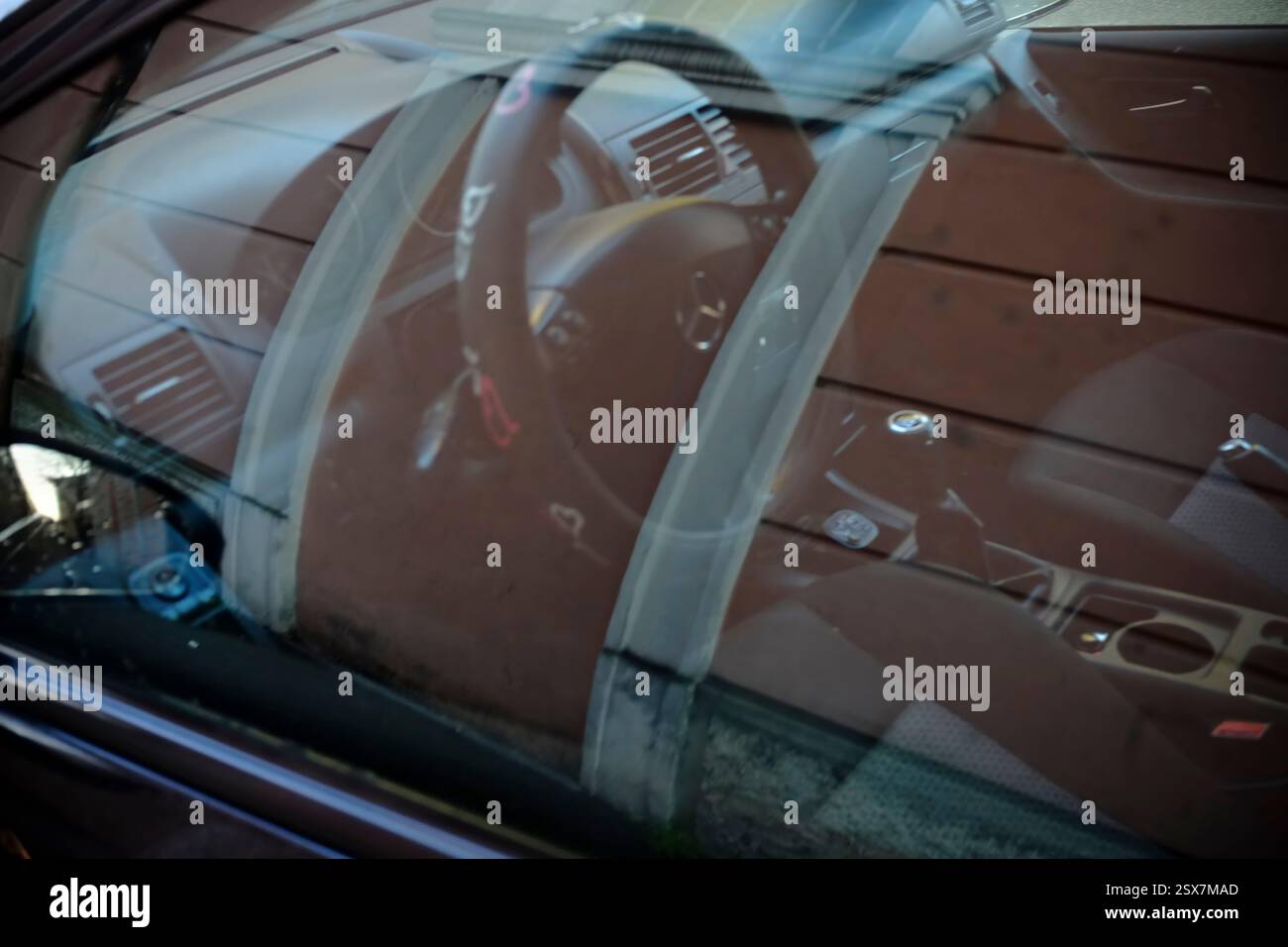 Cremona, Italie 9 février 2025 volant en cuir brun d'une Honda Civic type R EP3 réglée réfléchissant dans le pare-brise, visible à travers le Driv Banque D'Images