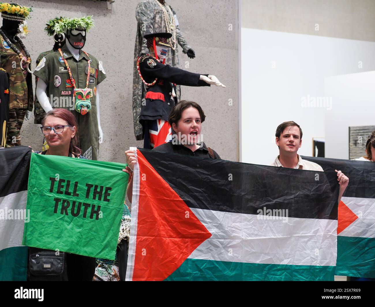 Canberra, Australie. 23 février 2025. Galerie nationale d'Austeralia (NGA). Action instantanée à la National Gallery of Australia (NGA) pour protester contre la censure des drapeaux palestiniens sur une œuvre d'art indigène. Lien vers l'article du Guardian : https://www.theguardian.com/australia-news/2025/feb/21/national-gallery-of-australia-says-it-covered-palestinian-flags-on-tapestry-after-security-assessment-ntwnfb crédit : Leo Bild/Alamy Live News Banque D'Images