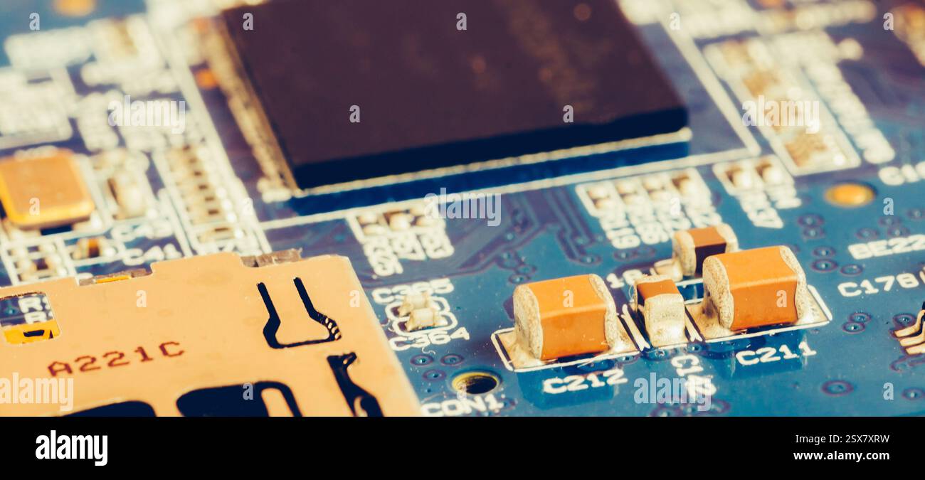 Composants électroniques, les croustilles et les condensateurs sur la carte bleue, vue en gros plan. Technologie concept Banque D'Images