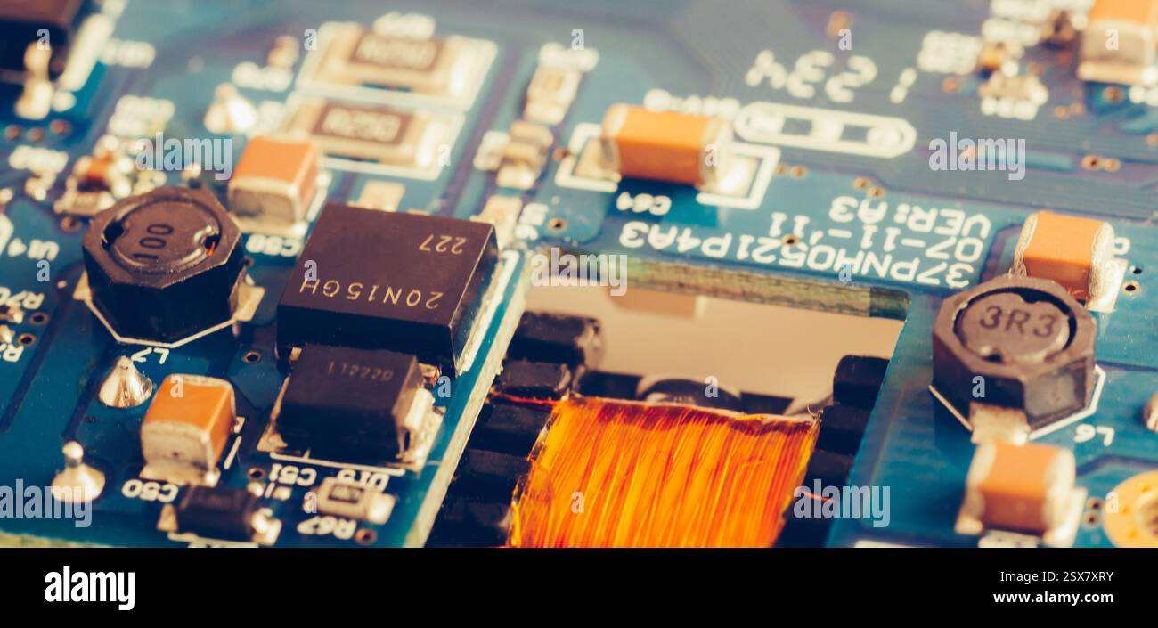 Composants électroniques, les croustilles et les condensateurs sur la carte bleue, vue en gros plan. Technologie concept Banque D'Images