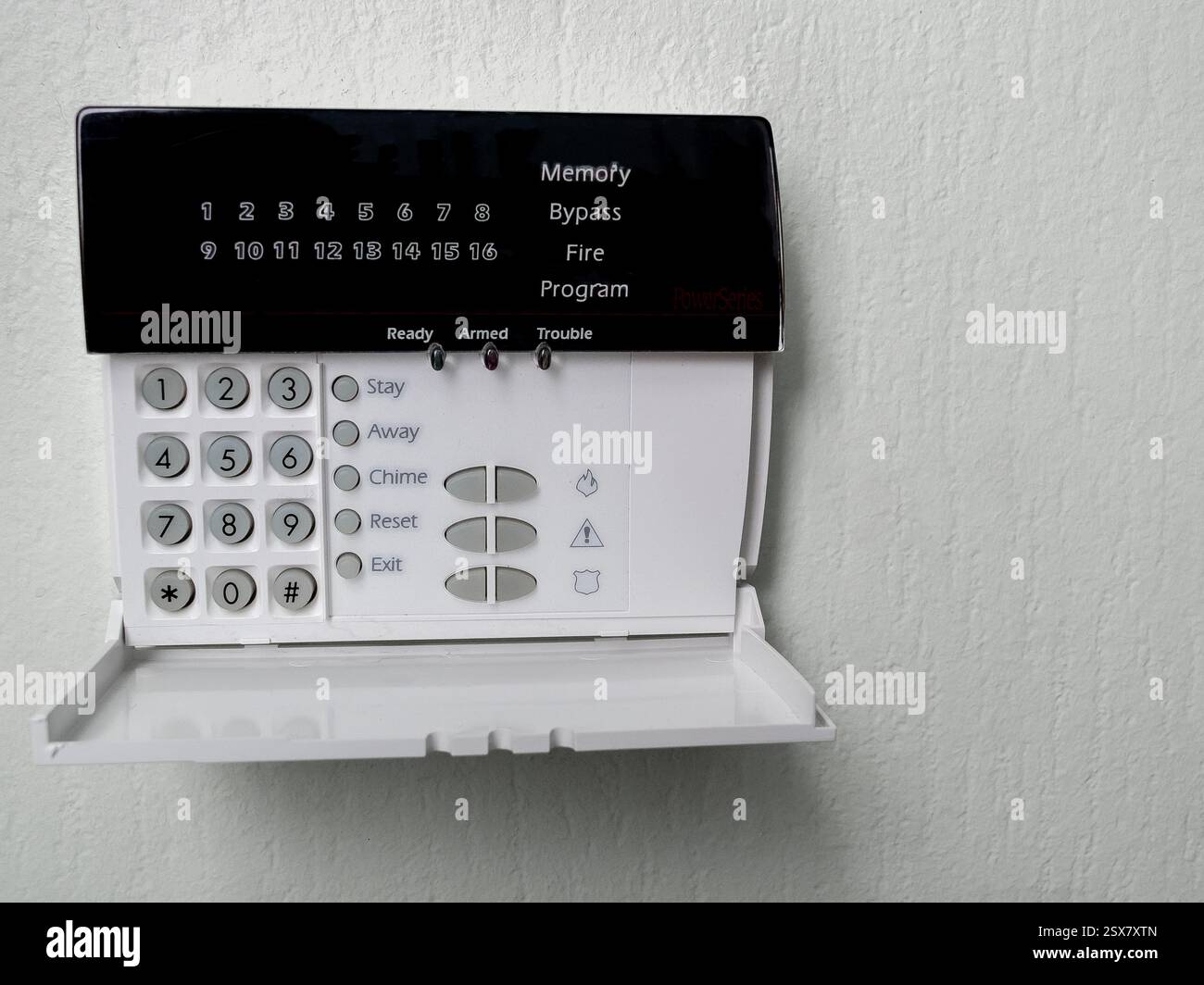 Panneau de commande d'alarme sur le mur lumineux de la pièce, isolé Banque D'Images
