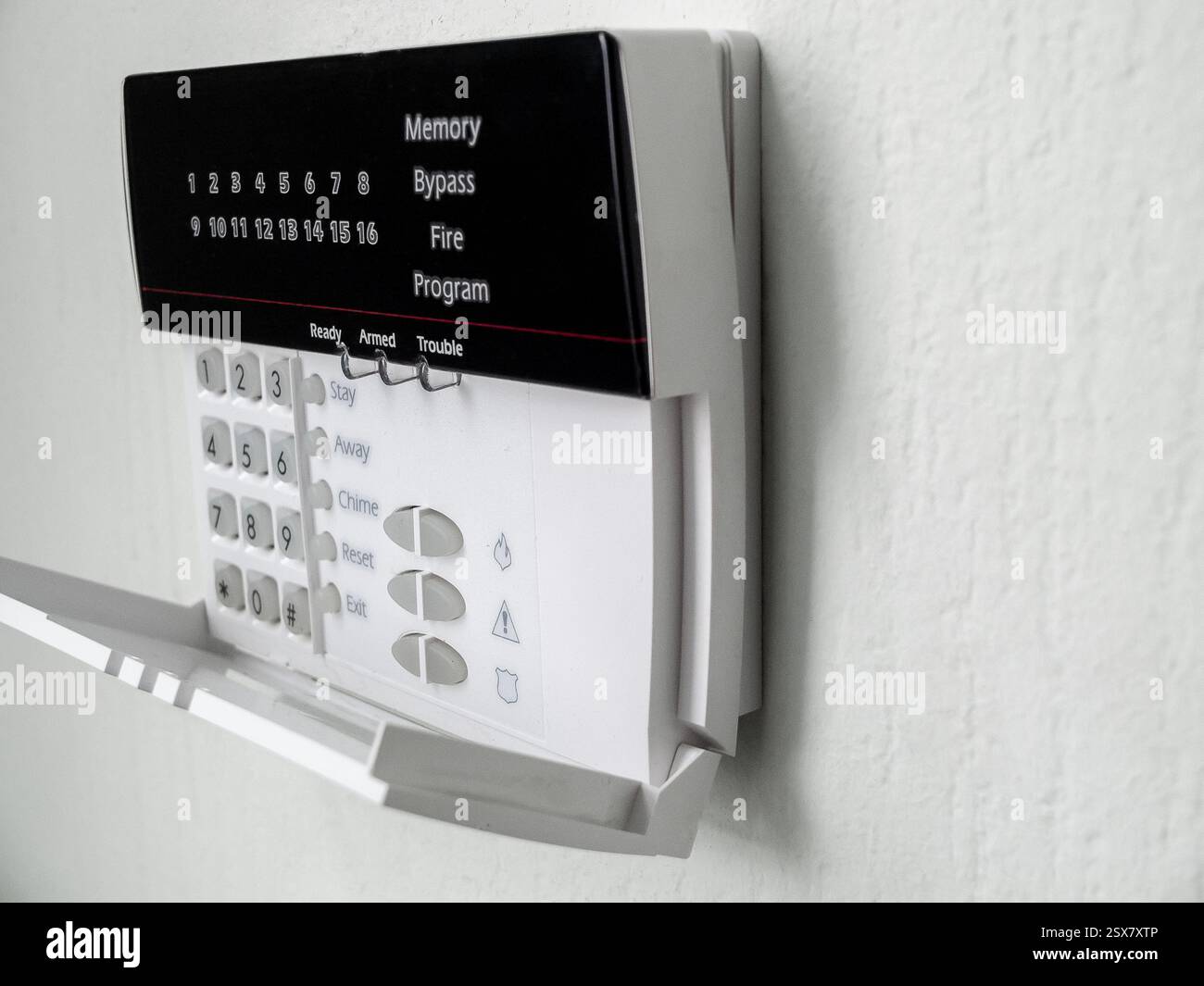 Panneau de commande d'alarme sur le mur lumineux de la pièce, isolé Banque D'Images