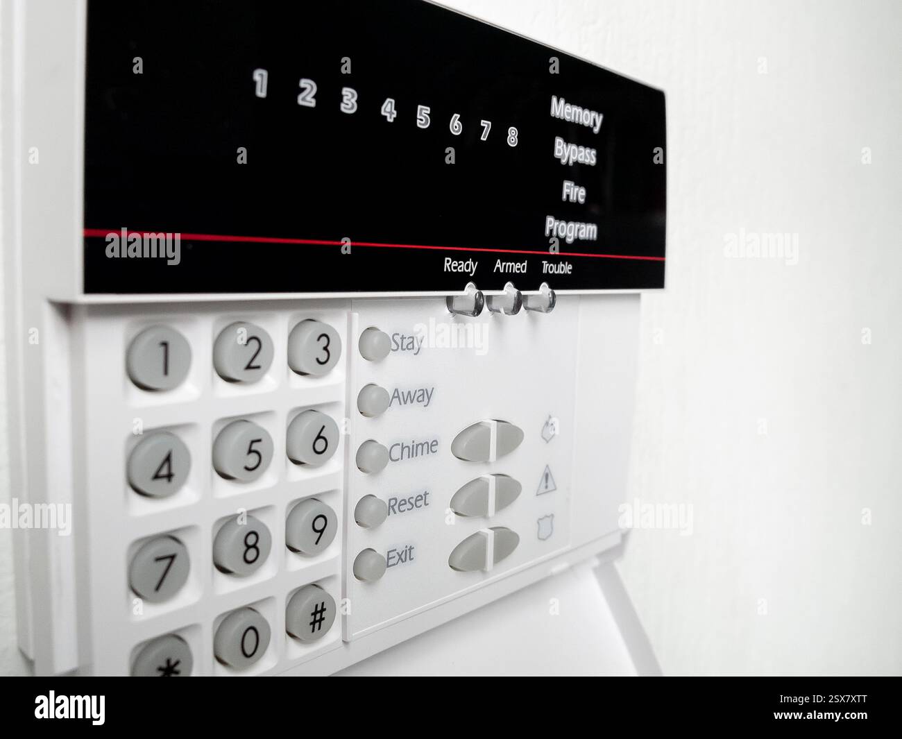 Panneau de commande d'alarme sur le mur lumineux de la pièce, isolé Banque D'Images