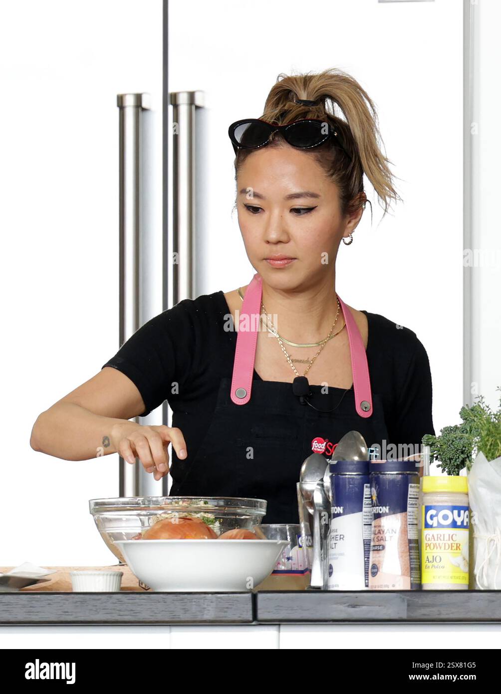 Miami, États-Unis d'Amérique. 22 février 2025. MIAMI BEACH, FL - 22 FÉVRIER : Esther Choi est vue pendant SOBEWFF 2025 au Grand Tasting Village le 22 février 2025 à Miami Beach, Floride. (Photo de Alberto E. Tamargo/Sipa USA) crédit : Sipa USA/Alamy Live News Banque D'Images