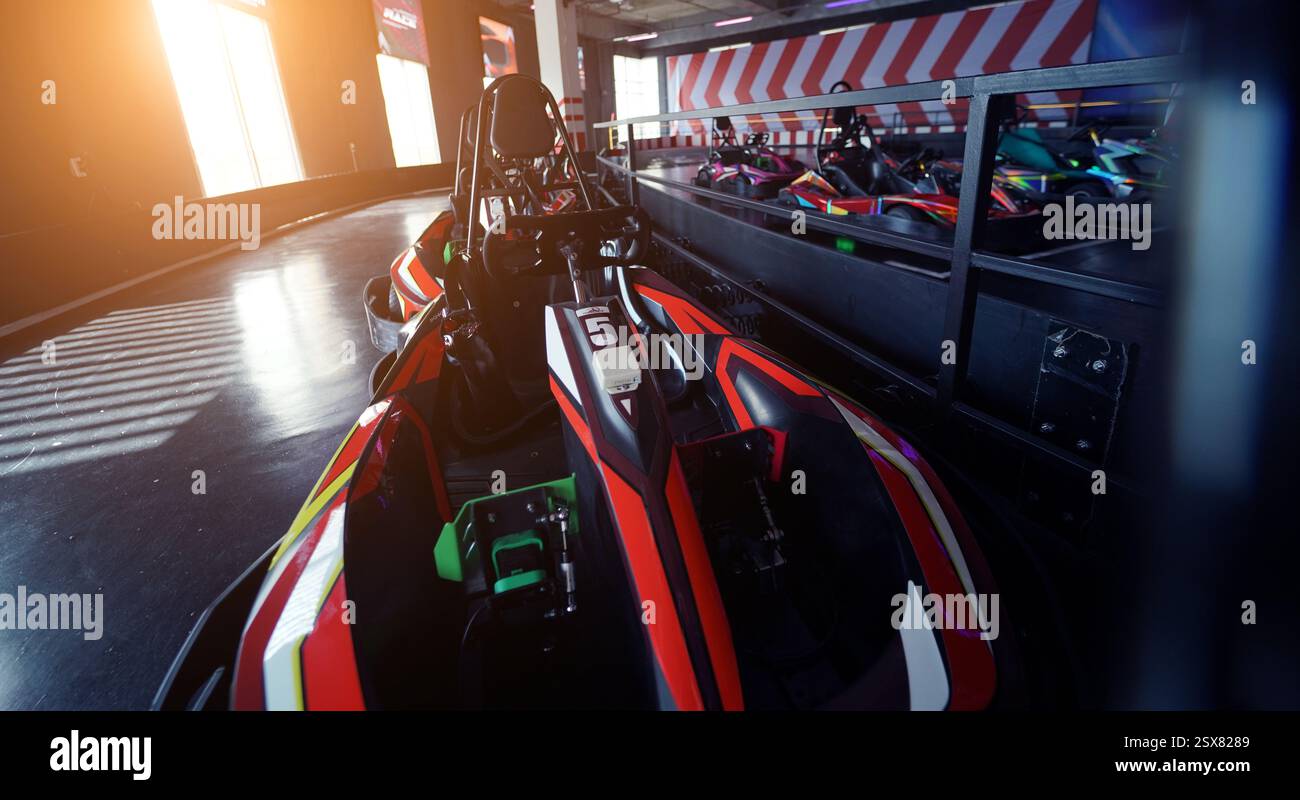 Nouveaux karts électriques dans la piste de course intérieure moderne Banque D'Images