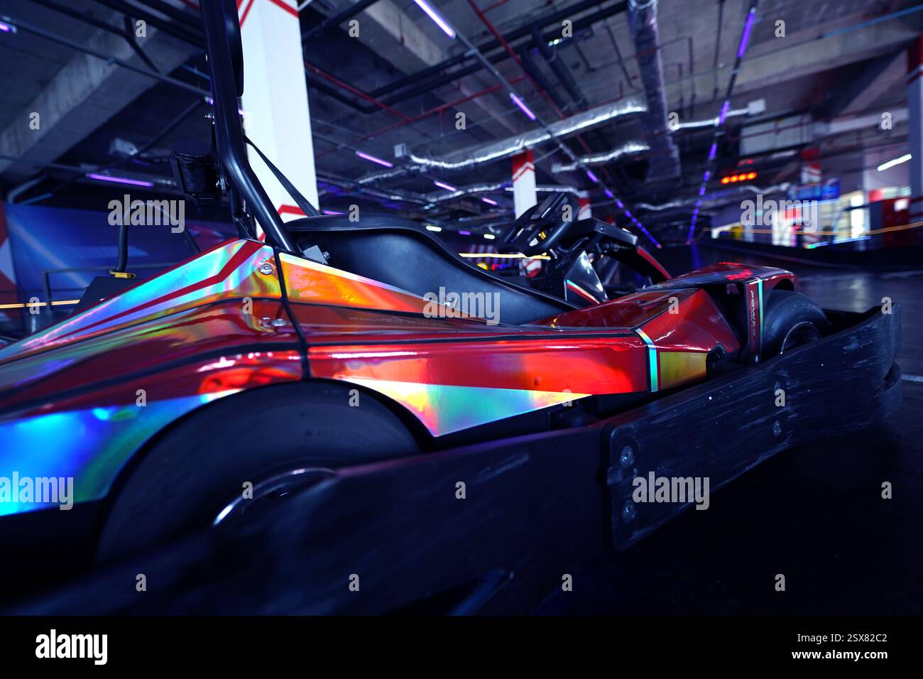 Nouveaux karts électriques dans la piste de course intérieure moderne Banque D'Images