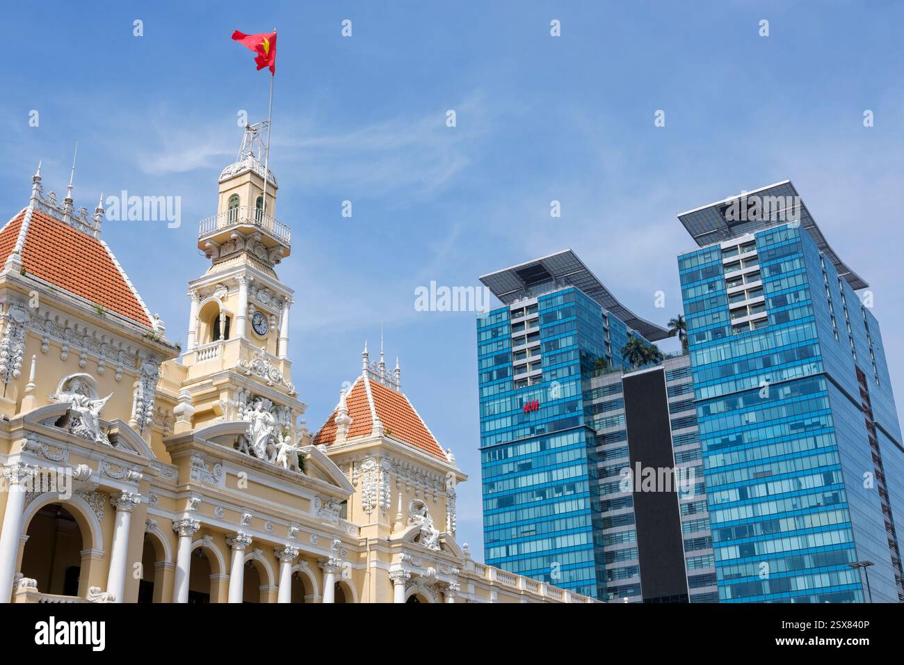 Ho Chi Minh ville (Saigon) Hall avec les tours du centre commercial Vincom Centre en arrière-plan. Banque D'Images