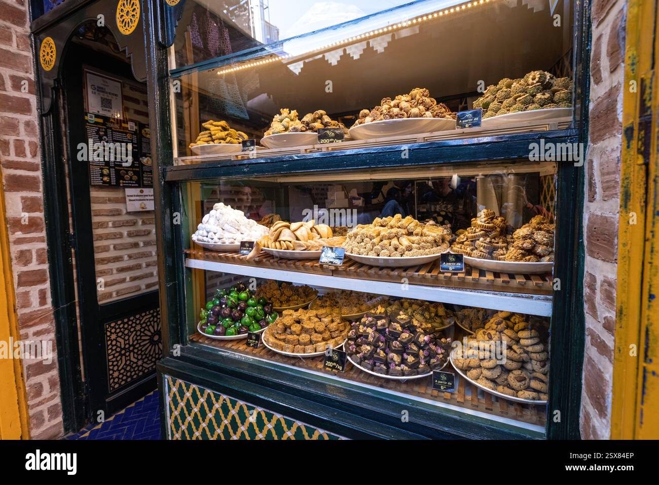 Bonbons traditionnels marocains et vitrine de pâtisserie dans le vieux marché Marrakech Maroc Banque D'Images