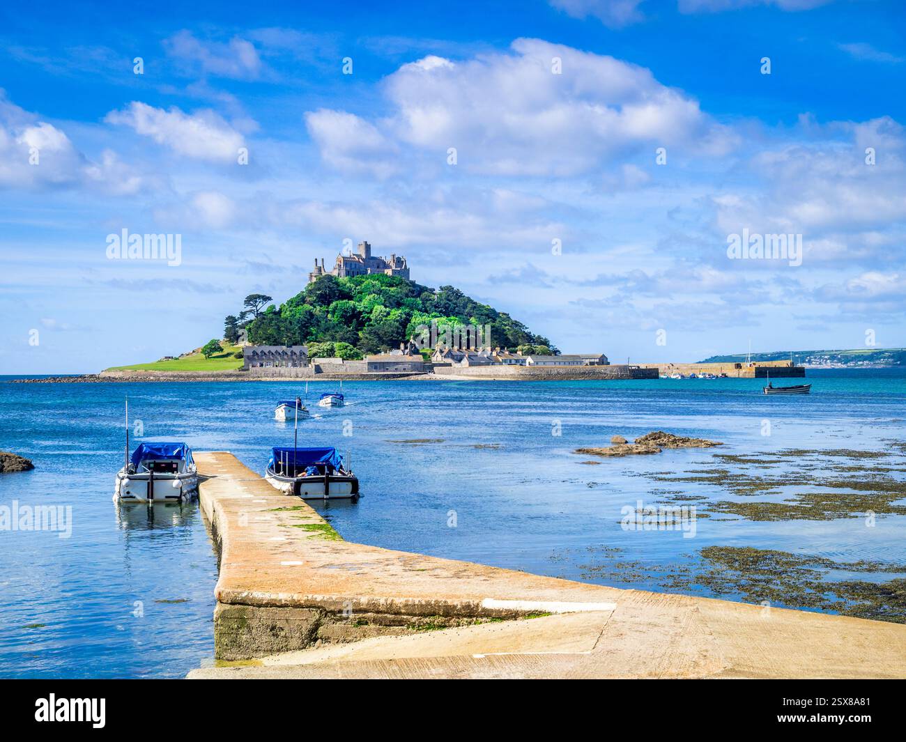 St Michael's Mount Marazion Cornwall Royaume-Uni. L'île est reliée au continent anglais par une courte chaussée qui est couverte à marée haute, comme on le voit ici. Banque D'Images