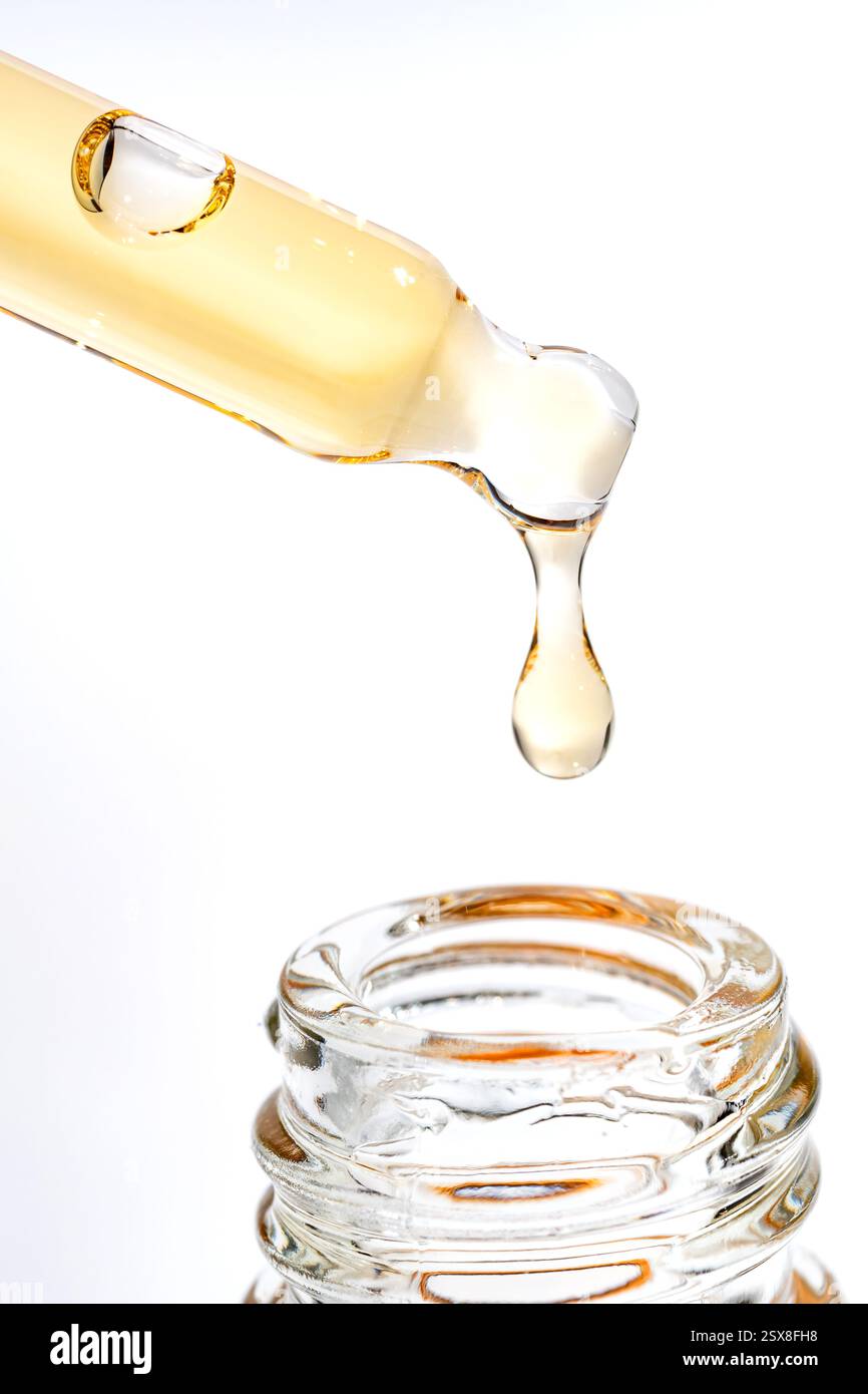 Goutte d'huile essentielle d'arbre à thé naturel dans le biberon sur fond blanc. Soins de la peau. Guérison de l'acné. Banque D'Images
