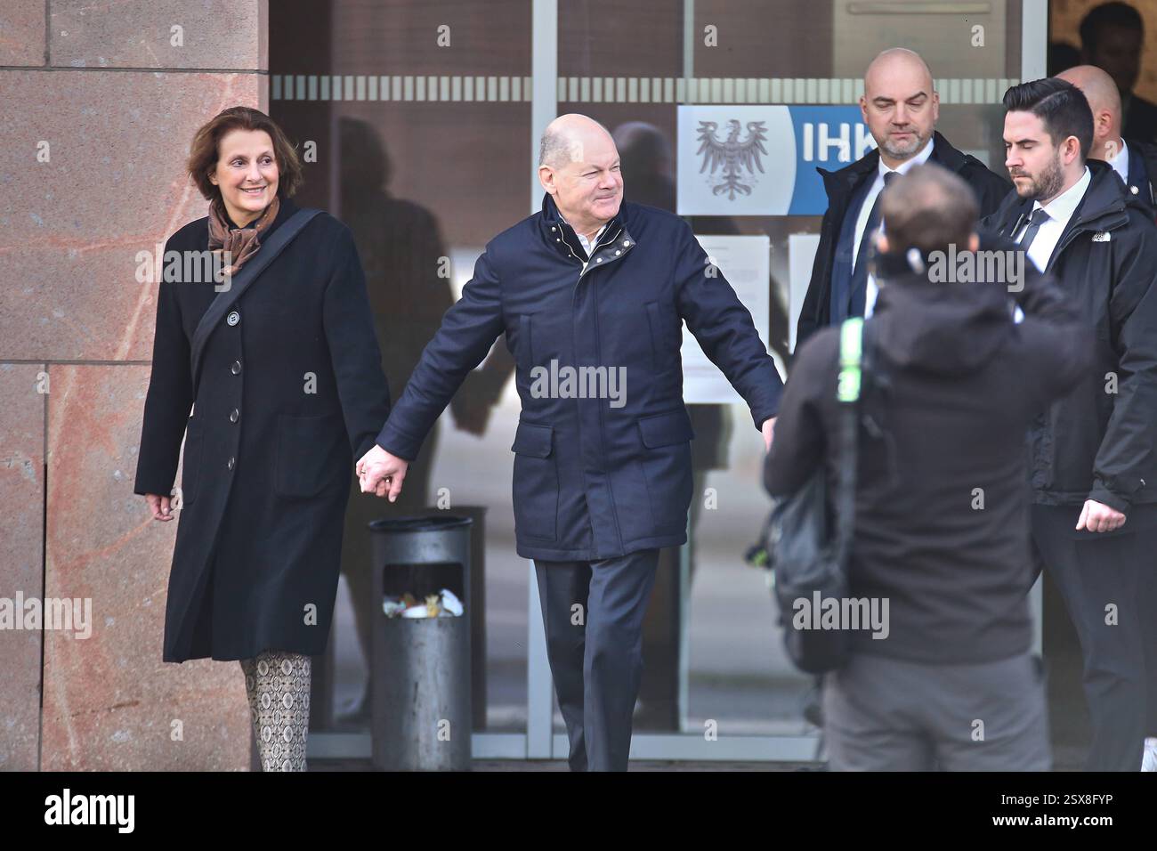 Potsdam, Brandenburg, Deutschland, 23.02.2025, IHK : Stimmabgabe zur Bundestagswahl im Wahllokal : Britta Ernst und ihr Ehemann Bundeskanzler Olaf Scholz SPD Copyright : xdtsxNachrichtenagenturx dts 60781 Banque D'Images