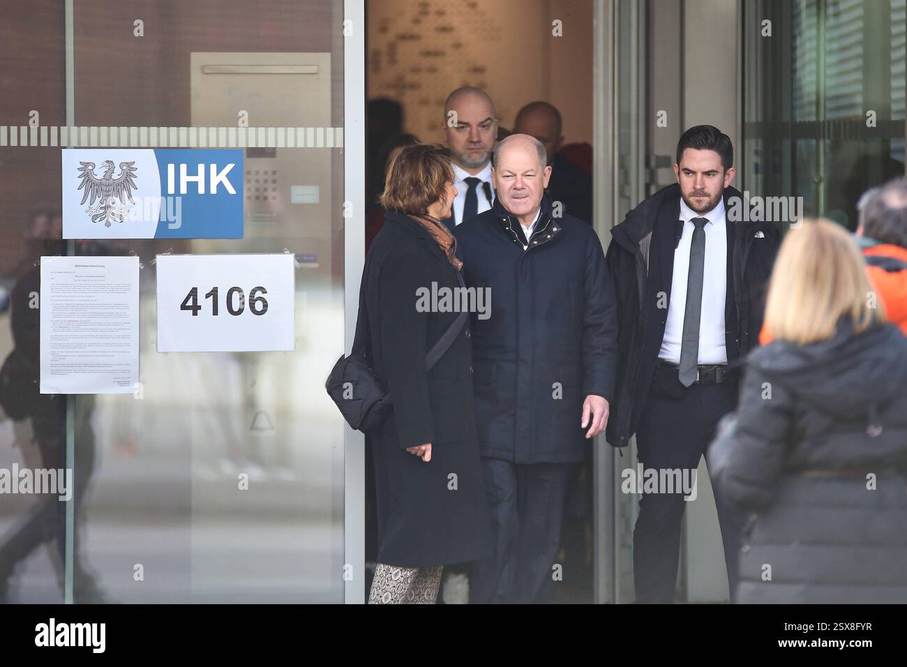 Potsdam, Brandenburg, Deutschland, 23.02.2025, IHK : Stimmabgabe zur Bundestagswahl im Wahllokal : Britta Ernst und ihr Ehemann Bundeskanzler Olaf Scholz SPD Copyright : xdtsxNachrichtenagenturx dts 60780 Banque D'Images