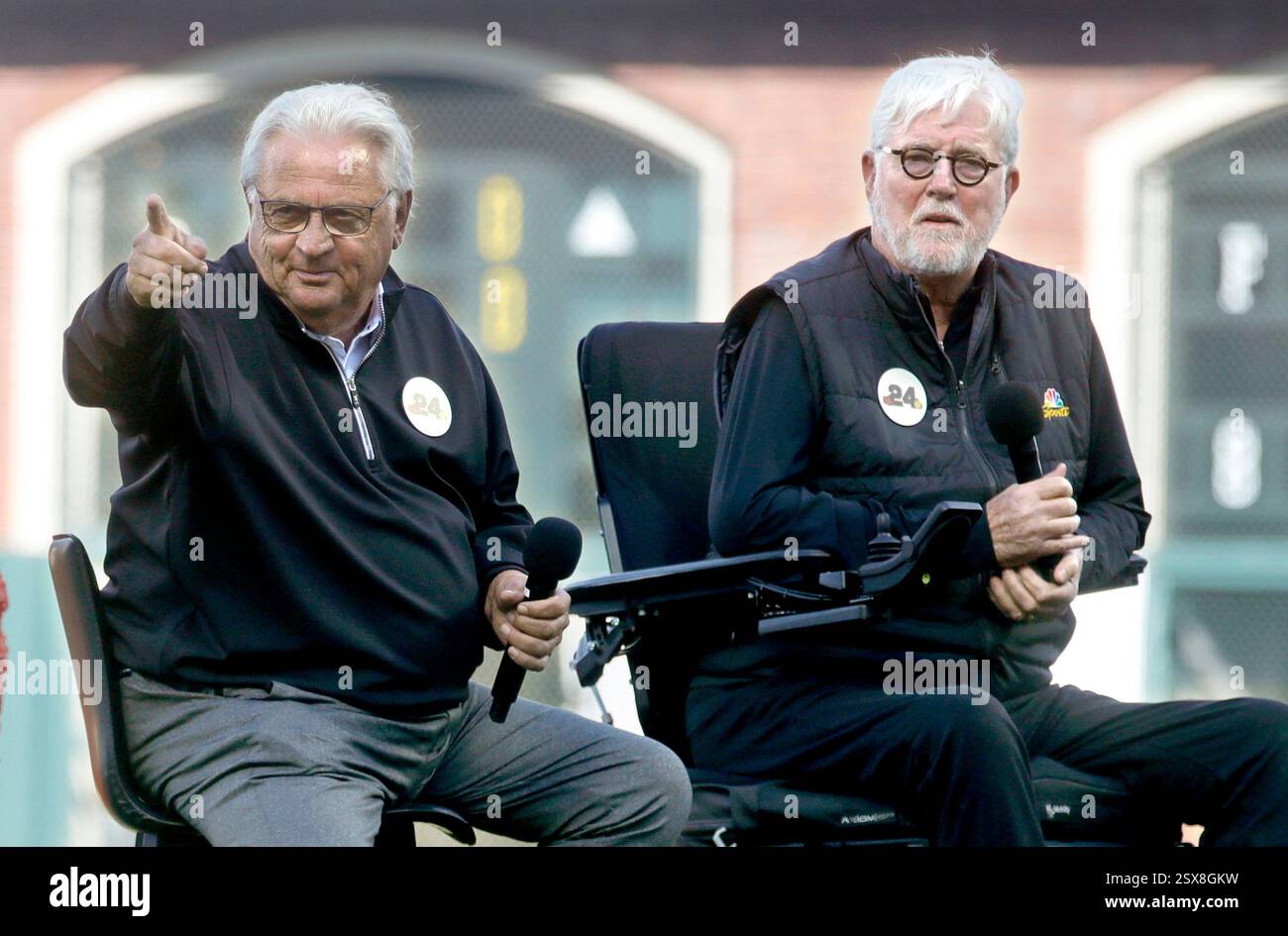 San Francisco, États-Unis. 24 juin 2024. Les annonceurs des San Francisco Giants, de gauche à droite, Duane Kuiper et Mike Krukow participent à un hommage à Willie Mays avant leur match contre les Cubs de Chicago à Oracle Park à San Francisco le 24 juin 2024. Mays meurt le 18 juin à l'âge de 93 ans. (Photo de Jane Tyska/Bay Area News Group/TNS/Sipa USA) crédit : Sipa USA/Alamy Live News Banque D'Images