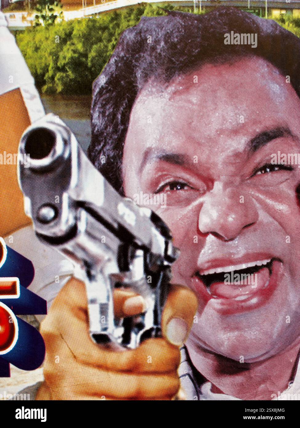 Gros plan d'une affiche de film bangladaise Dhallywood mettant en scène un personnage expressif tenant une arme, mettant en évidence l'action et l'intensité dramatique. Banque D'Images