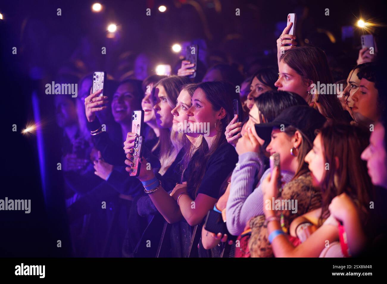 Barcelone, Espagne. 9 décembre 2024. Fans émotionnels pendant le concert de Role Model (nom de scène du chanteur Tucker Harrington Pillsbury) à Apolo Cl Banque D'Images