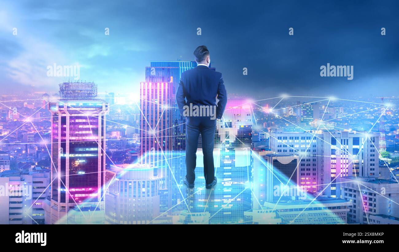Hommes d'affaires debout et regardant un réseau connecté dans un fond de ville moderne. Concept de développement commercial mondial et de segment de marketing numérique Banque D'Images