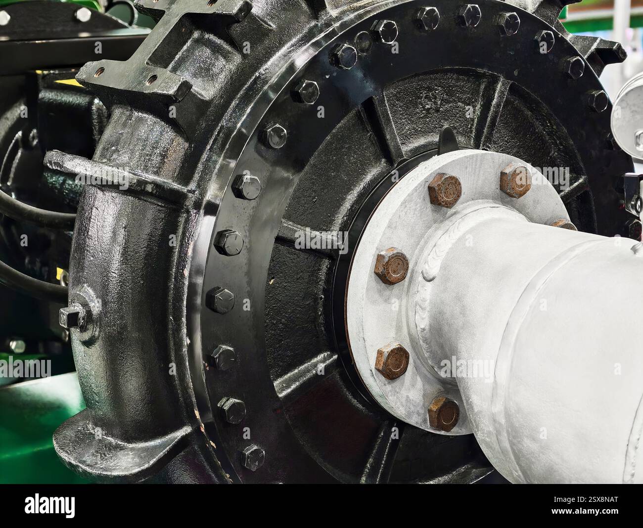 Explorer la conception complexe et l'ingénierie d'une pompe puissante dans un environnement industriel moderne Banque D'Images