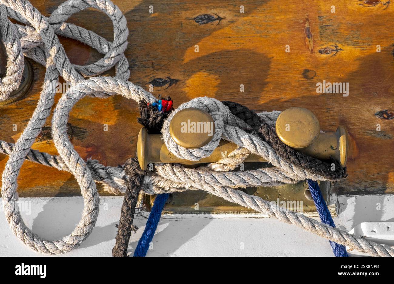 Vieux cordes de navire liées en gros plan, fond d'équipement nautique Banque D'Images