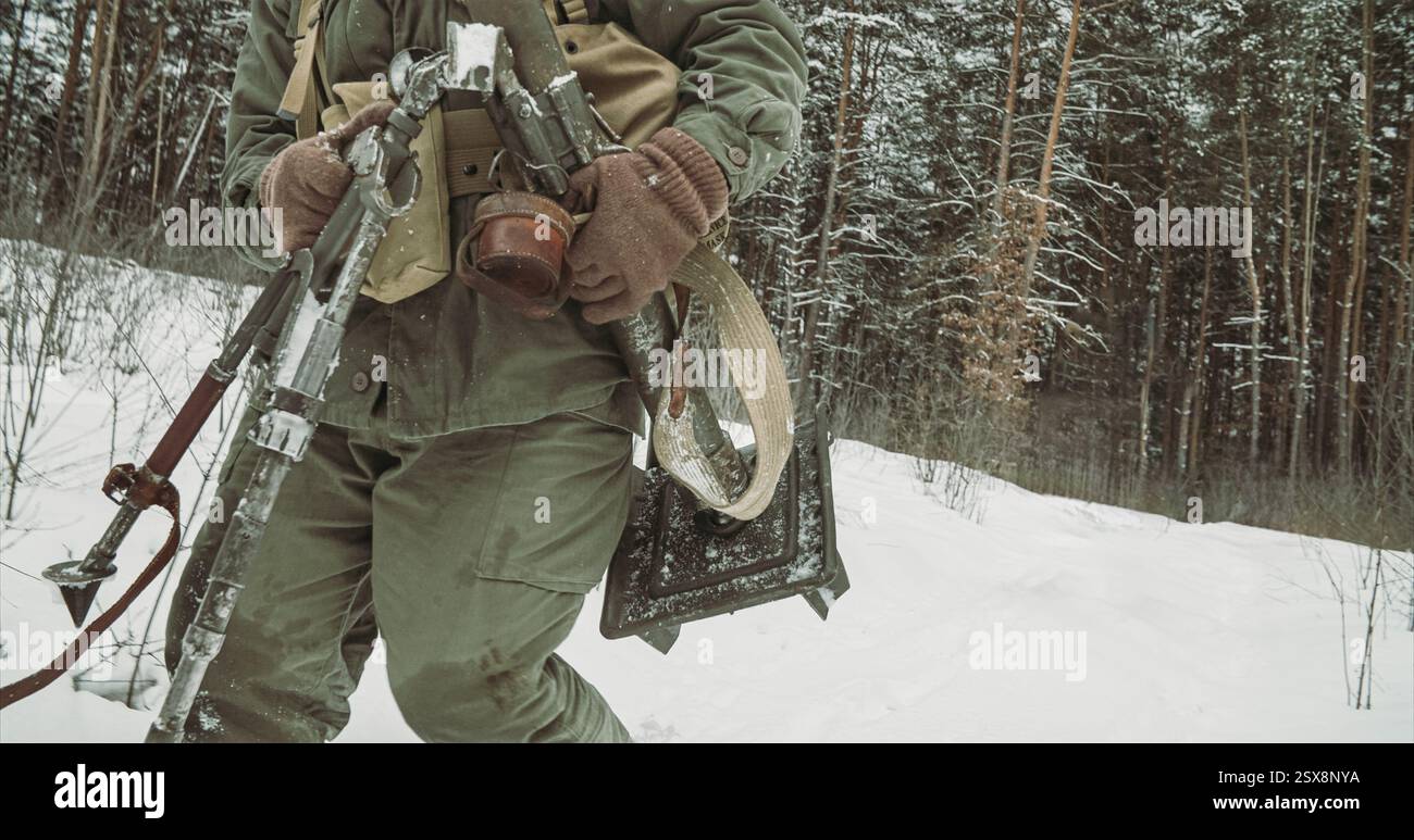 Soldats de l'armée américaine de la seconde Guerre mondiale. Reconstituteurs habillés en soldat d'infanterie américain traversant Forest Road avec du mortier. Deux soldats américains marchent Banque D'Images