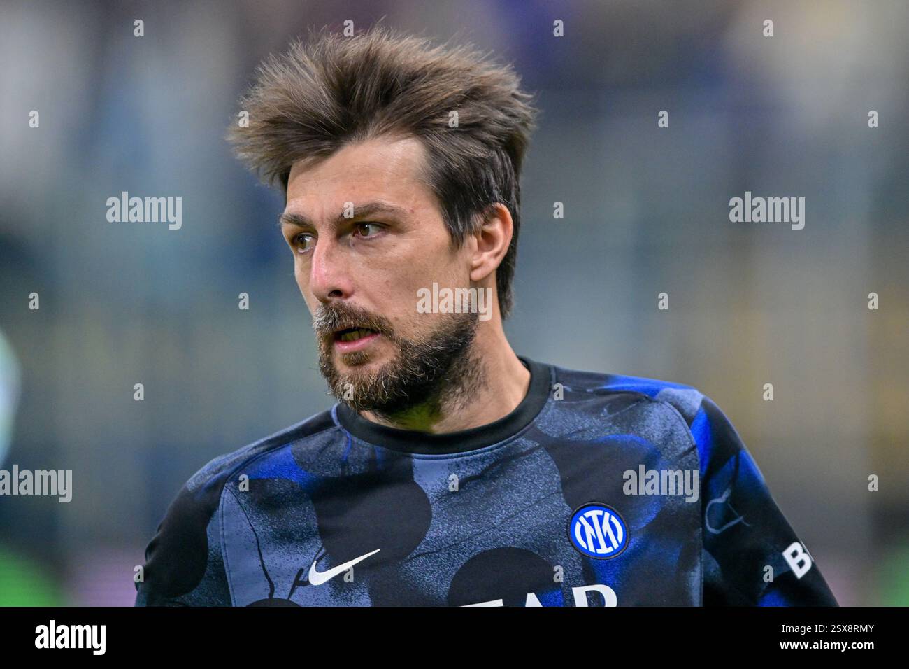 Milan, Italie. 22 février 2025. Francesco Acerbi de l’Inter s’échauffe pour le match de Serie A entre l’Inter et Gênes à Giuseppe Meazza à Milan. Crédit : Gonzales photo/Alamy Live News Banque D'Images