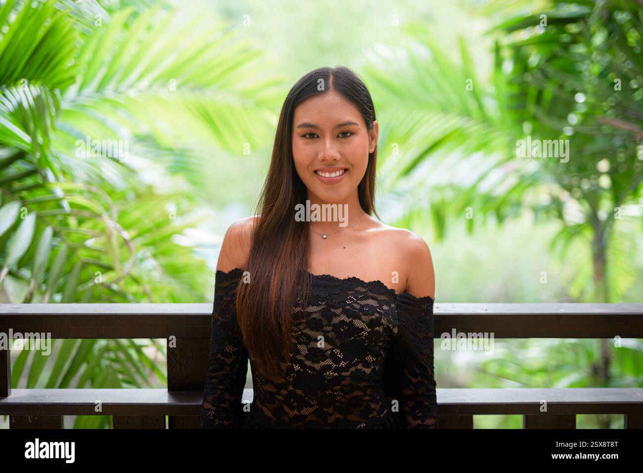 Portrait de belle jeune femme asiatique pendant les vacances d'été à la plage Banque D'Images