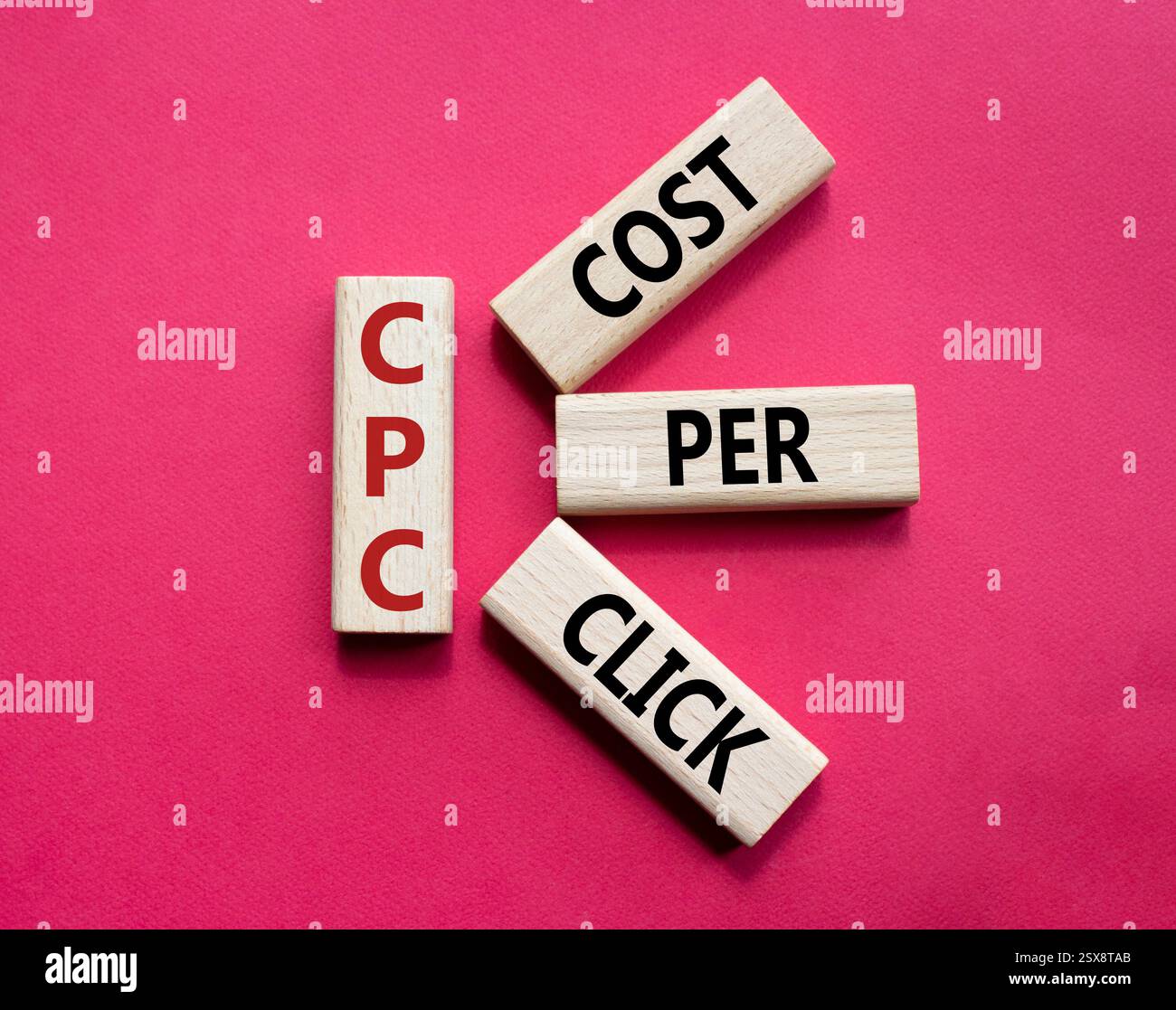 CPC - symbole coût par clic. Mot concept AGM sur cubes en bois. Beau fond rouge. Business et AGM concept. Copier l'espace. Banque D'Images