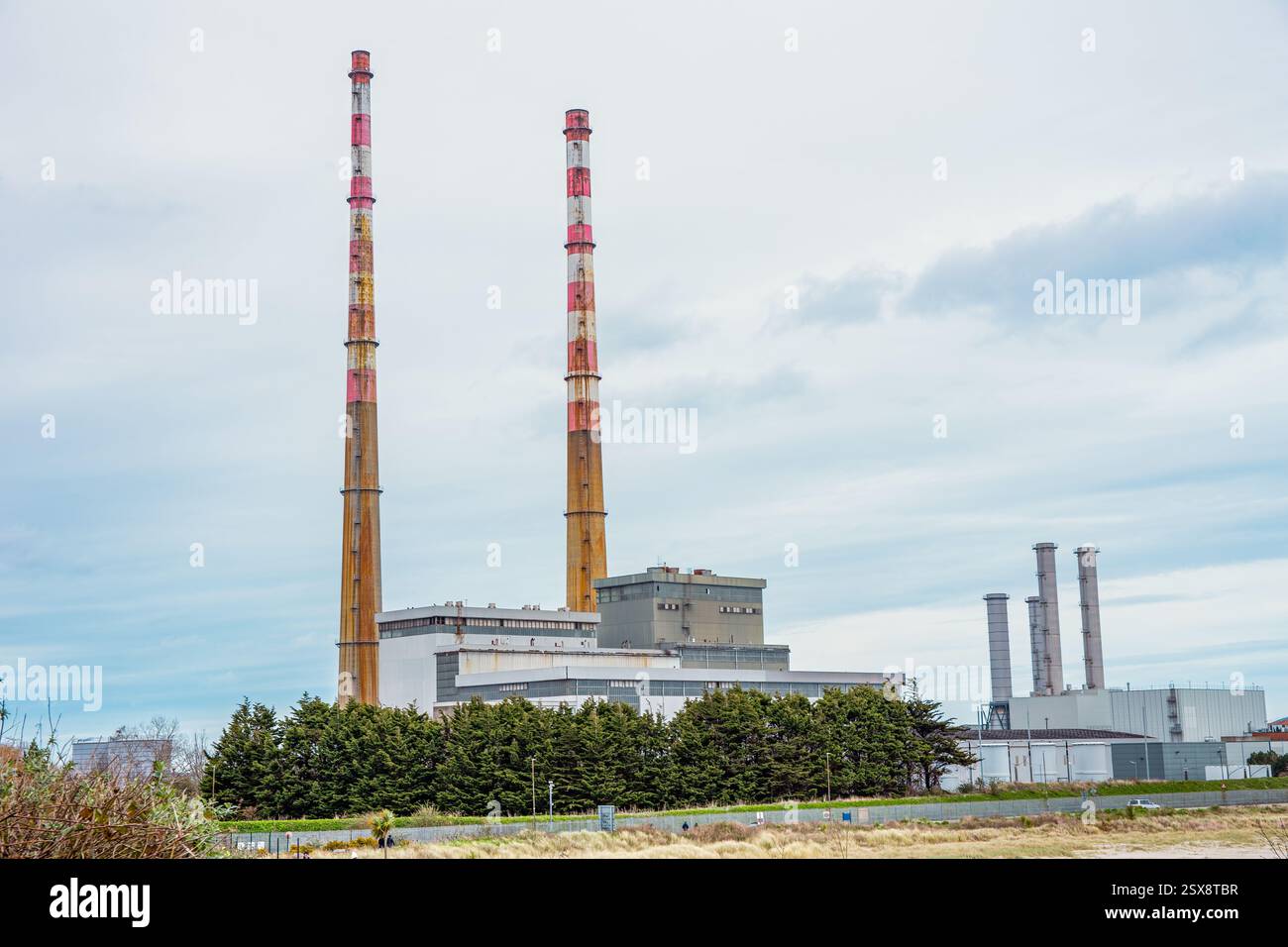 La centrale électrique de Poolbeg et ses cheminées imposantes se trouvent près de la baie de Dublin, production d'énergie, impact environnemental - Irlande, Dublin, 16.3.2020 Banque D'Images