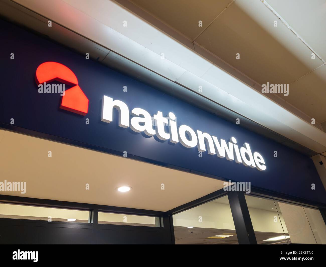 Le logo modernisé de la Nationwide Building Society, la plus grande banque de détail du Royaume-Uni et la plus grande Building Society au monde, en Angleterre - Image de stock capturée avec un smartphone