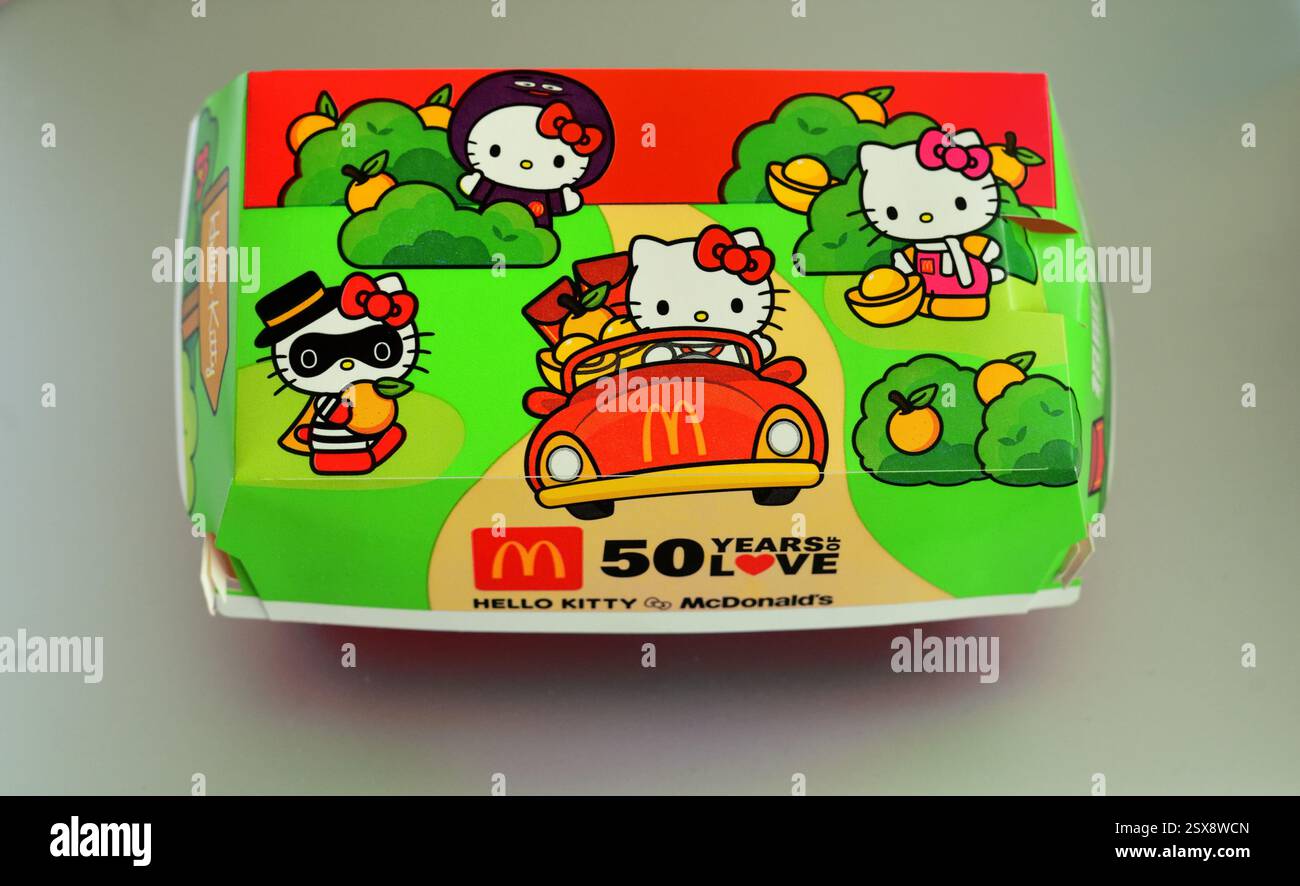 Hello Kitty 50 ans d'amour sur la boîte à hamburgers McDonald's. Banque D'Images
